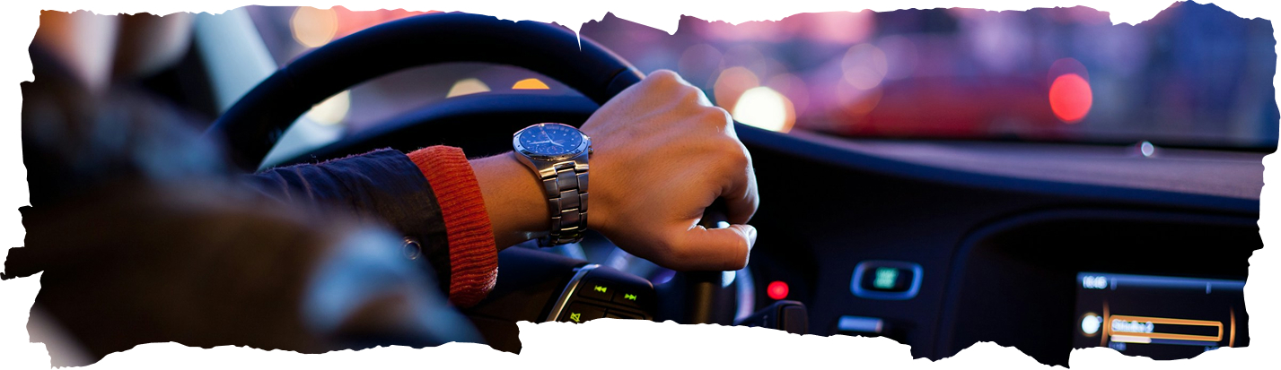 Ruka s hodinkami na volante auta – firemné auto v s.r.o.