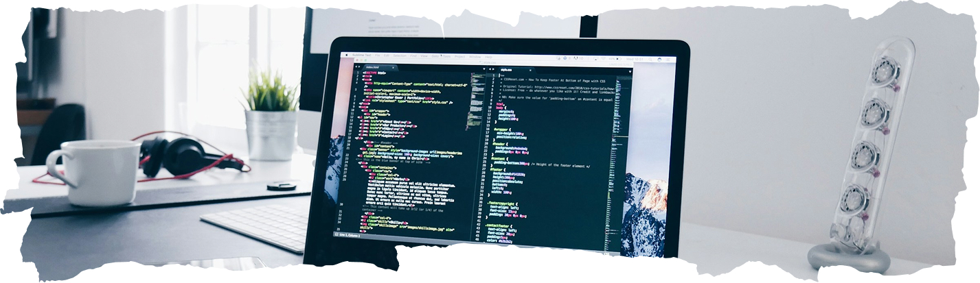 Notebook s kódom na pracovnom stole – IT freelancer a dane