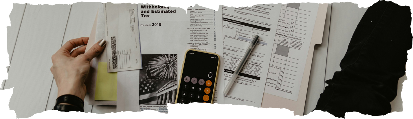 Ruka triedi daňové tlačivá vedľa kalkulačky v mobile – neplatiteľ vs. platiteľ DPH